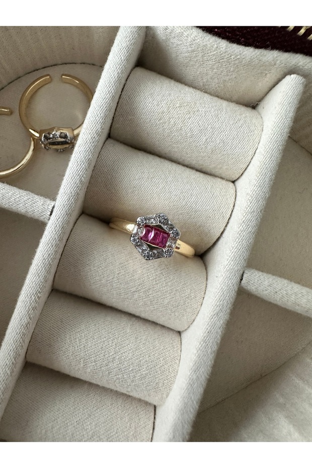 خاتم ذهبي سداسي الشكل مرصع بحجر الفوشيا - 1