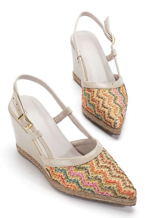 The New Season's Must-Have Item: Women's Shoes with Pointed Toes and Wedge Heels