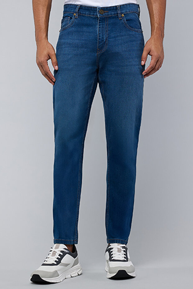 بنطال جينز بقصّة Slim Fit باهتة مع أزرار للإغلاق