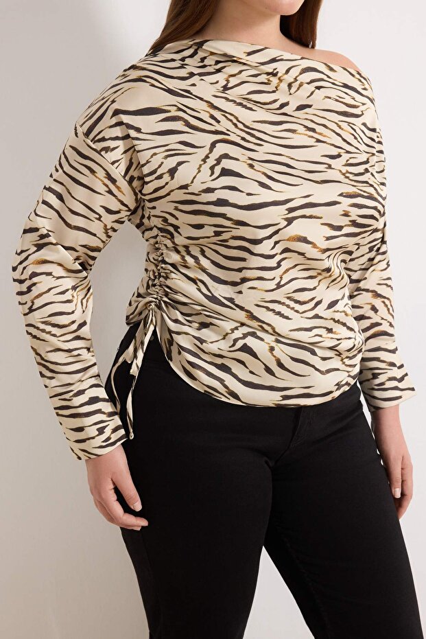 Bej Saten Zebra Desenli Uzun Kol Dokuma Büyük Beden Bluz TBBSS26AF00019 - 3