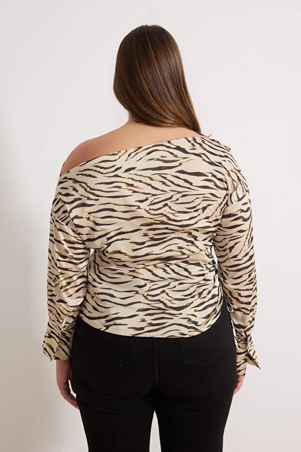 Bej Saten Zebra Desenli Uzun Kol Dokuma Büyük Beden Bluz TBBSS26AF00019 - 4