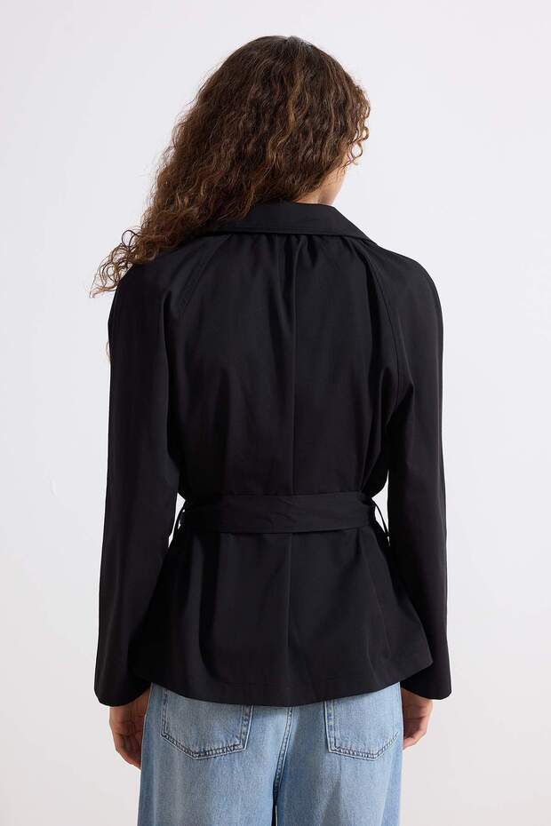 Siyah Oversize Yazlık İnce Kumaşlı Kuşaklı Kısa Trençkot TWOSS26TR00003 - 6