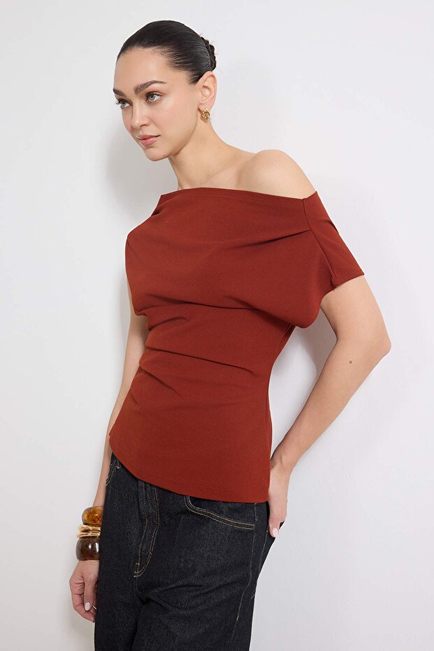 Tarçın Büzgü/Drape Detaylı Dökümlü Asimetrik Yaka Örme Bluz TWOSS25BZ00024 - 1