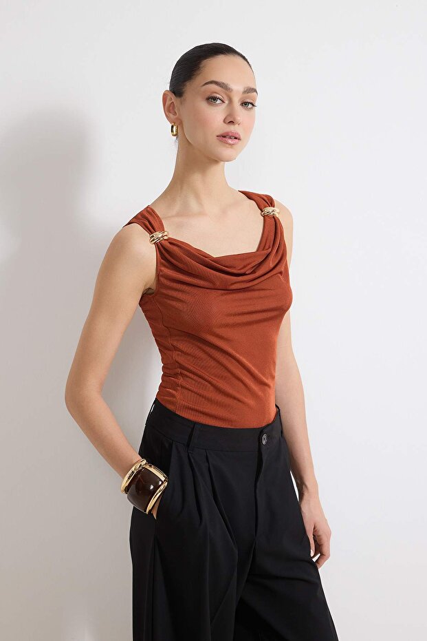 Kiremit Fitted/Vücuda Oturan Degaje Yaka Kalın Askılı Kolsuz Buzzy Örme Bluz TWOSS26BZ00266 - 1
