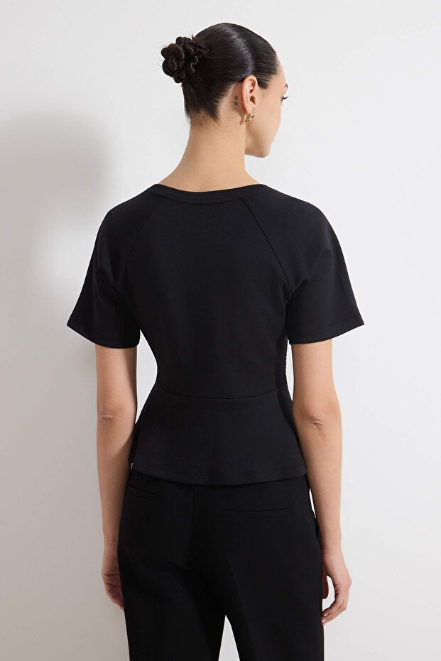 Siyah Peplum Reglan Kol Kısa Kollu Aksesuar Detaylı İnterlok Örme Bluz TWOSS26BZ00242 - 4