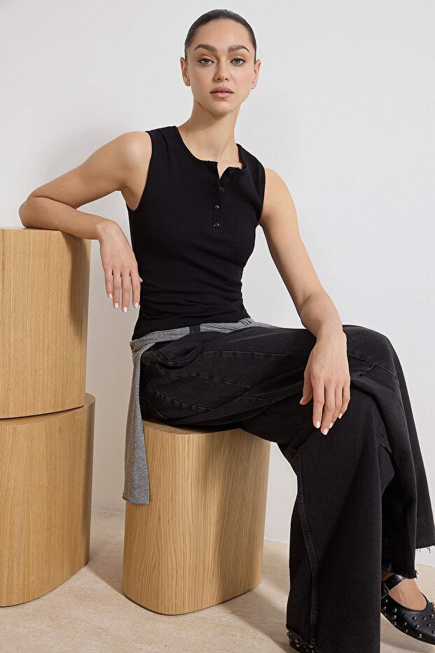 Siyah Fitted/Vücuda Oturan Kolsuz Düğmeli Crop Fitilli Esnek Örme Bluz TWOSS26BZ00330 - 1