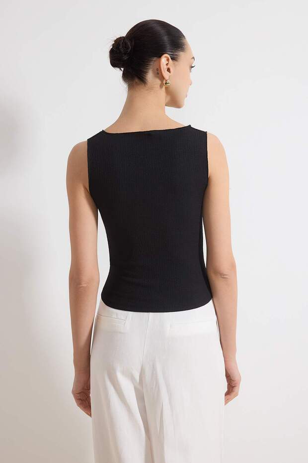 Siyah Düz Regular V Yaka Kolsuz Crop Dokulu Örme Bluz TWOSS26BZ00010 - 4