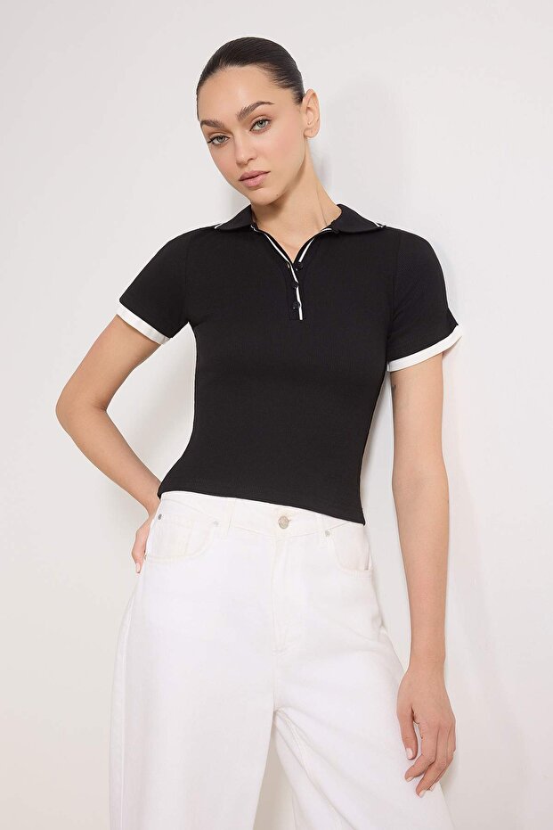 Siyah Fitted/Vücuda Oturan Polo Yaka Kısa Kollu Biyeli Fitilli Esnek Örme Bluz TWOSS26BZ00100 - 1