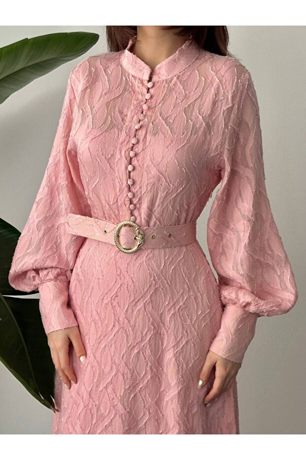 Rochie lungă cu model auto-imprimat și detaliu cu curea - 3