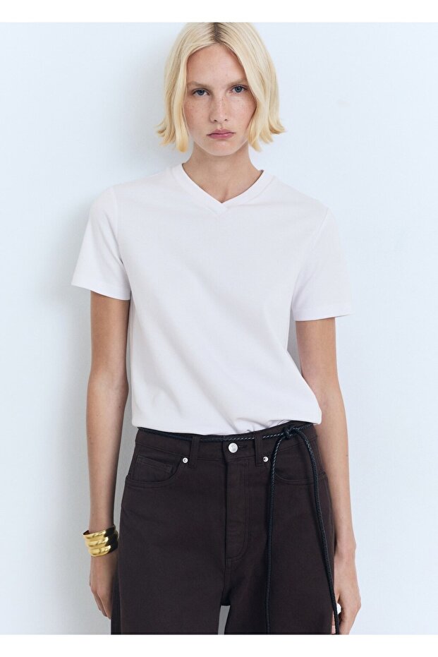 V yakalı pamuklu tişört - 1