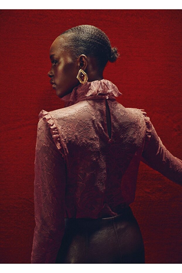 Büzgülü yaka dantel bluz - 4