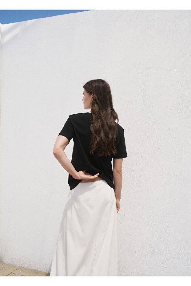 V yakalı pamuklu tişört - 4