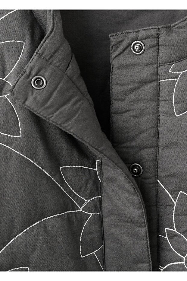 İşlemeli kapitone mont - 6