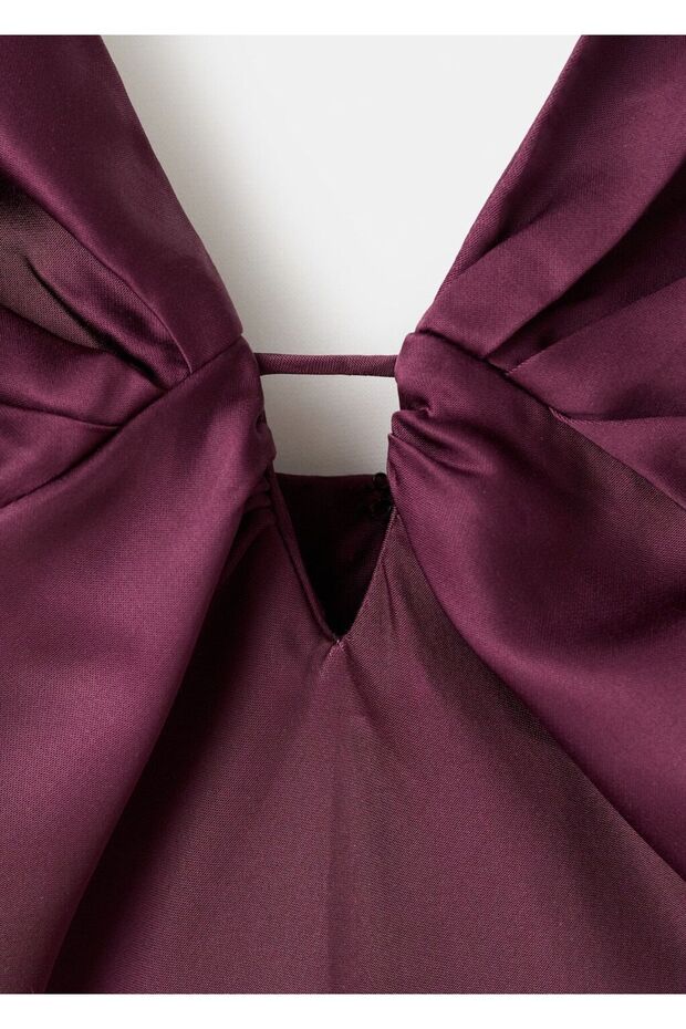 V yakalı saten elbise - 8