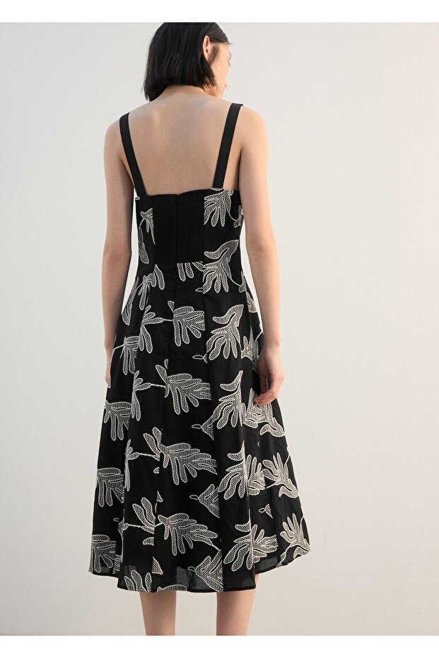 Çiçek işlemeli elbise - 4