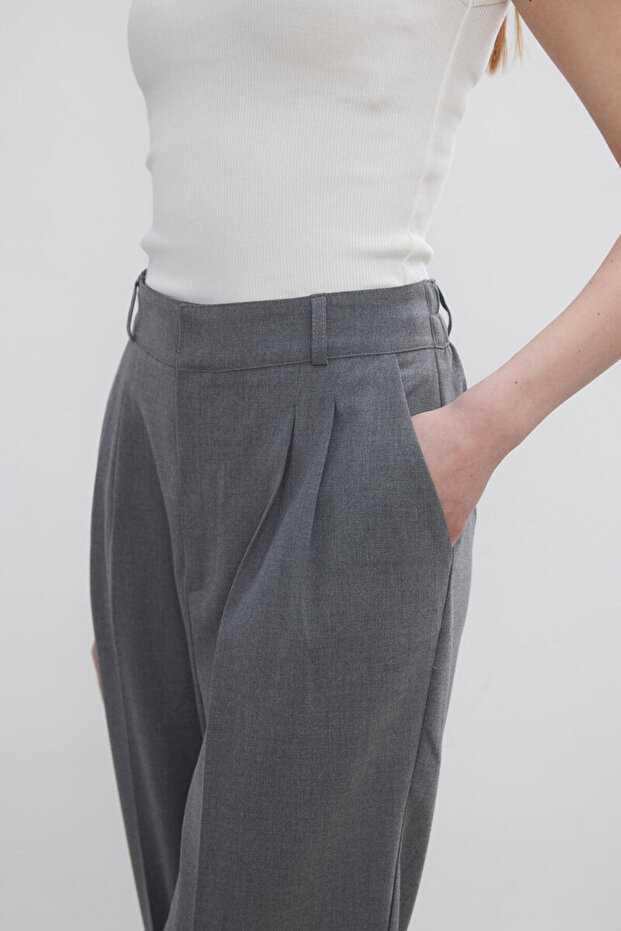 بنطلون رمادي بخطوط حديدية - 8