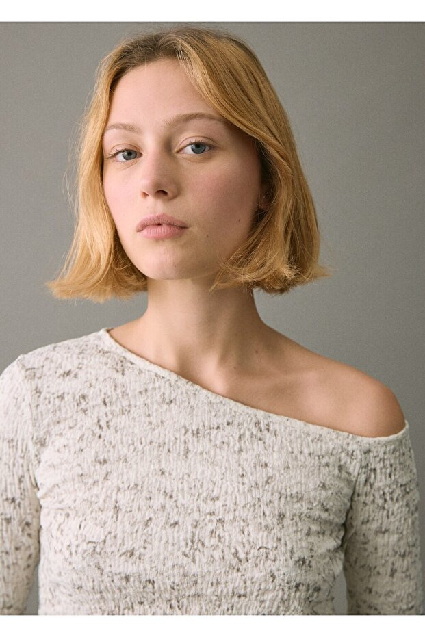 Asimetrik yaka kırçıllı tişört - 6