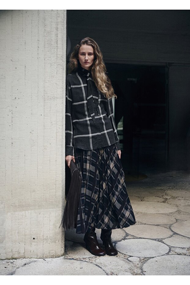 Fular yakalı kareli bluz - 1