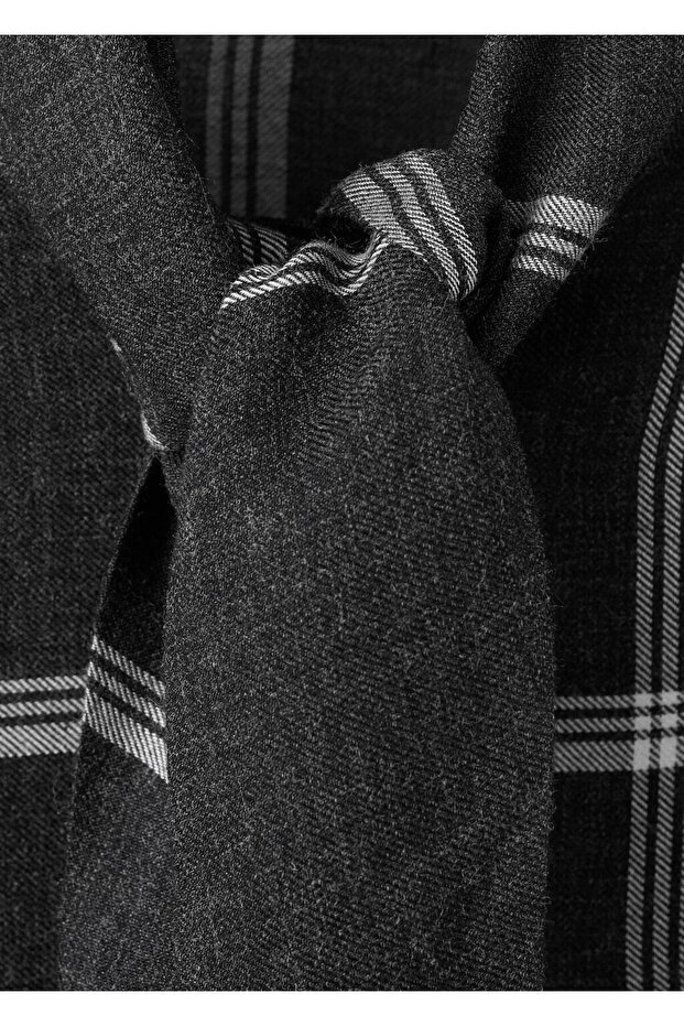 Fular yakalı kareli bluz - 7