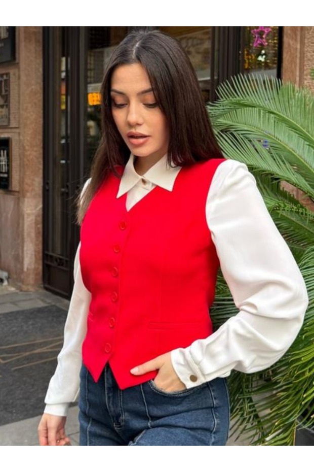 سترة نسائية حمراء