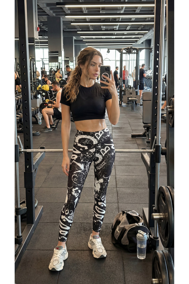 بنطال رياضي منقوش GraffiFit باللون الأسود