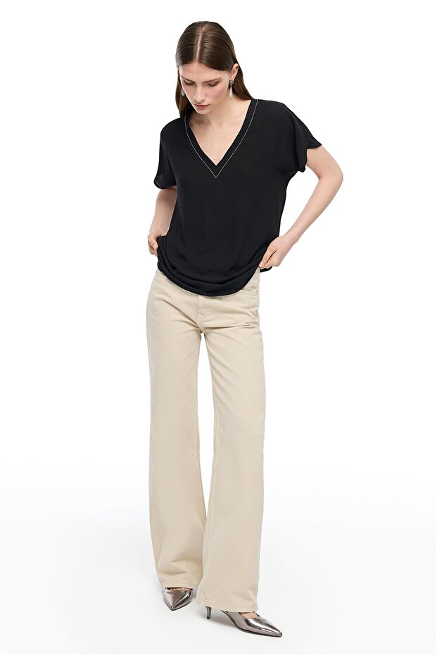 بلوزة سوداء مريحة بقصة على شكل حرف V - 4
