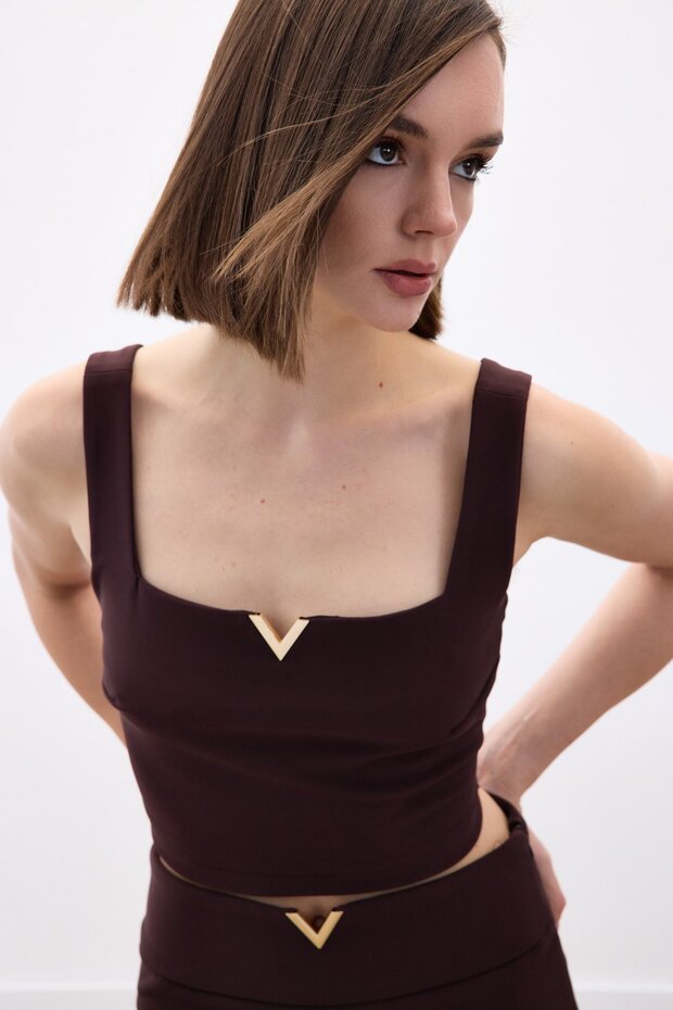 Stylish Collar Crop Blouse with Gold Accessories