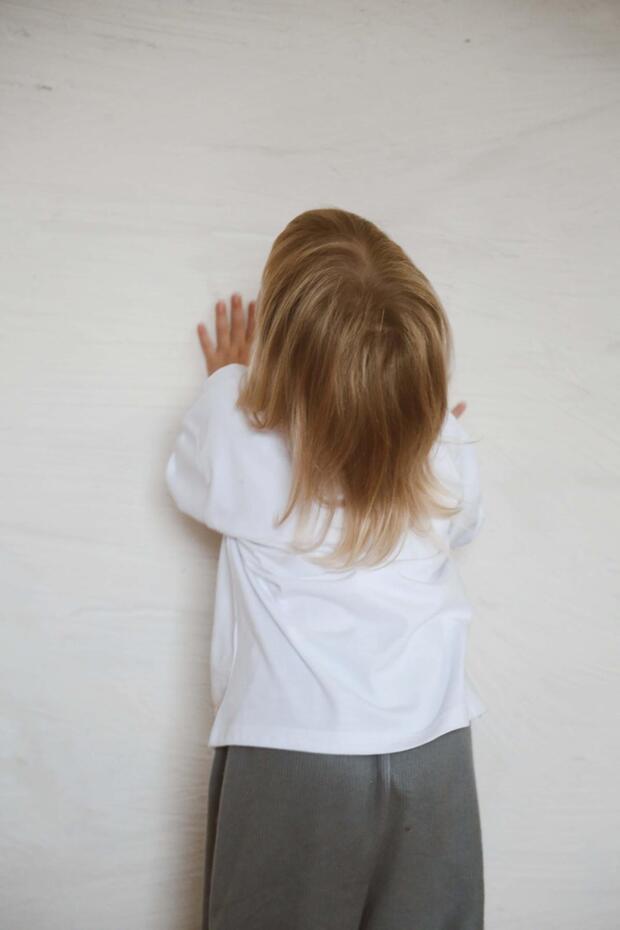 تي شيرت أبيض أساسي بأكمام طويلة - 6