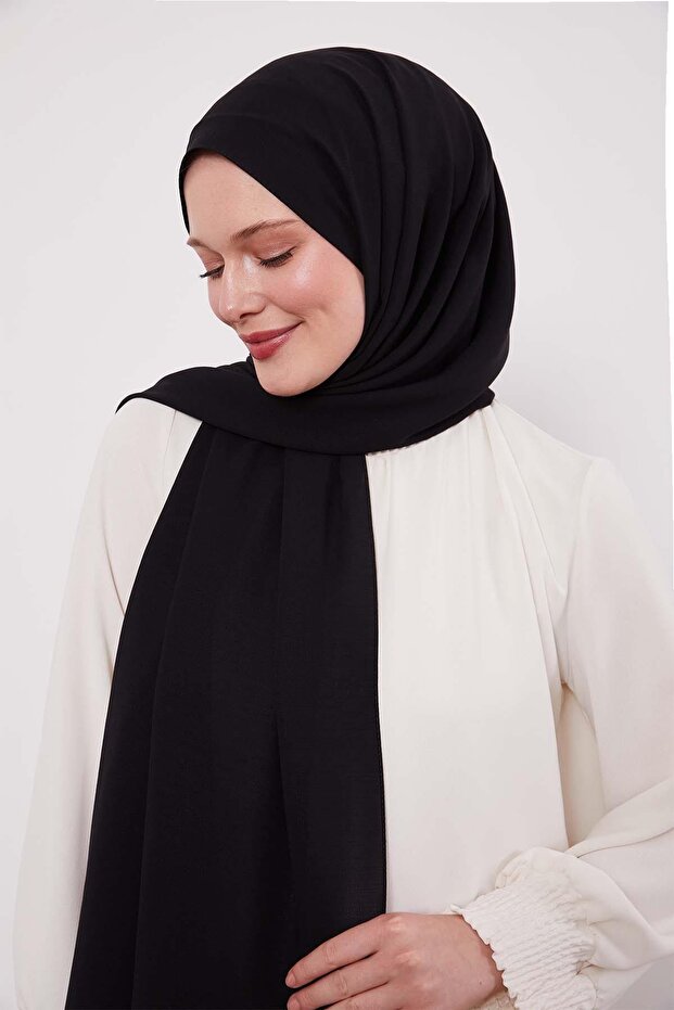 شال العرض الأسود