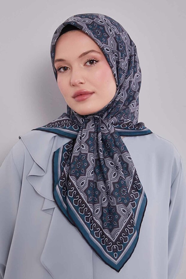 وشاح من القطن الحريري بنمط زخرفي أخضر مائي