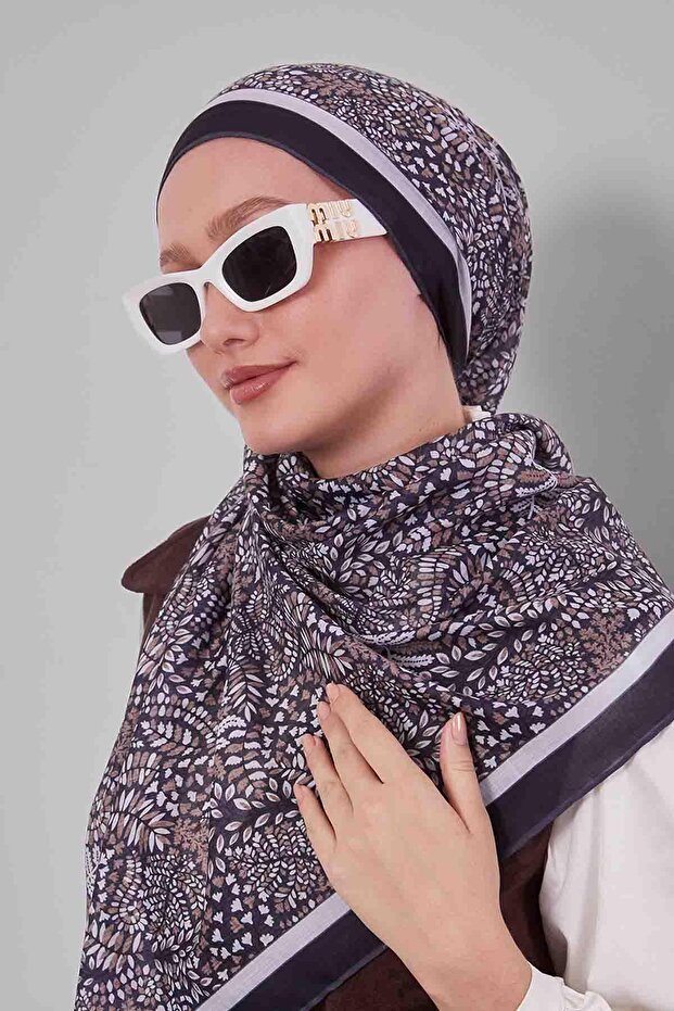 وشاح قطني حريري بنمط أوراق صغيرة باللون الأسود