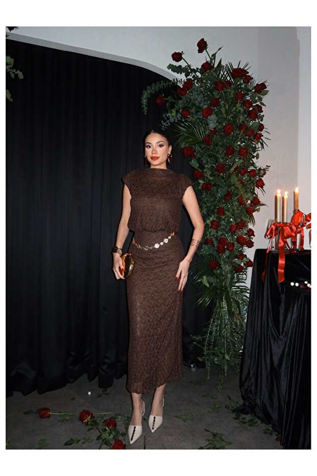 Sleeveless Waist-Fitted Lace Dress