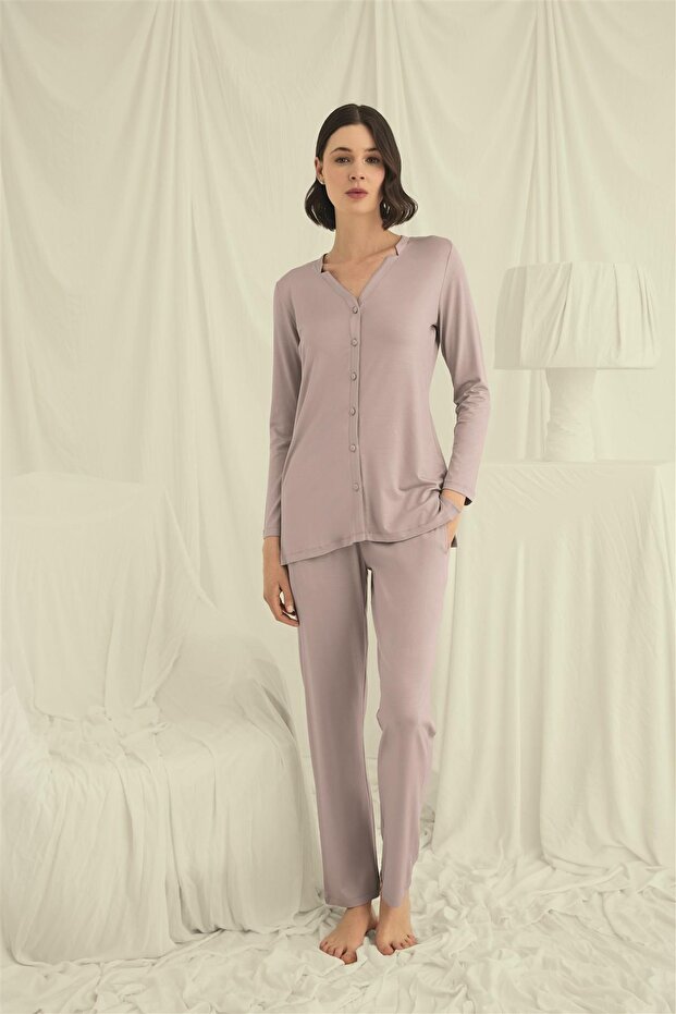 طقم بيجامة بأكمام طويلة وياقة على شكل حرف V وأزرار طويلة - 4