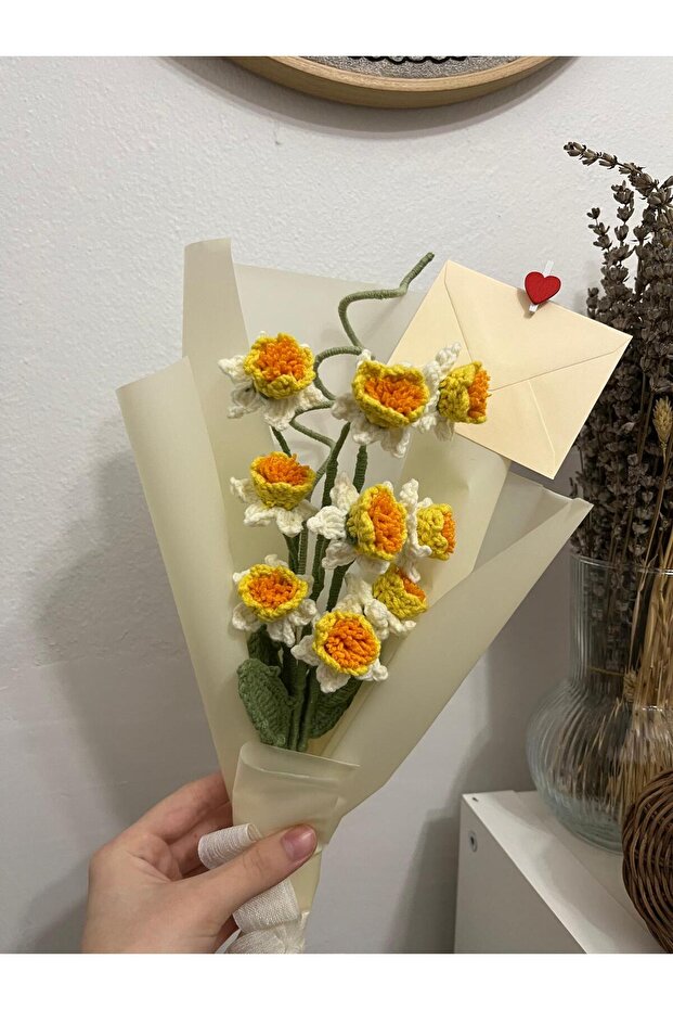 باقة زهور النرجس المحبوكة