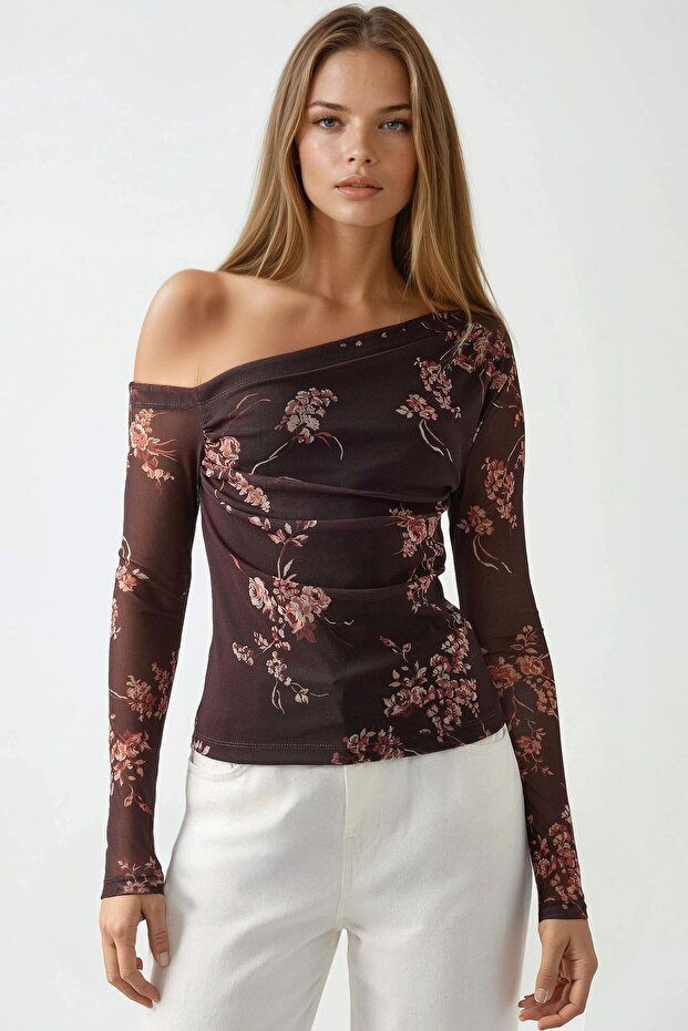 بلوزة تول مبطنة برقبة غير متماثلة - 3