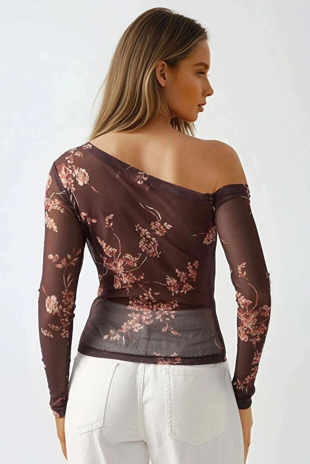 بلوزة تول مبطنة برقبة غير متماثلة - 4