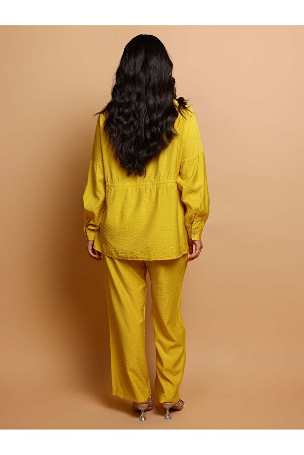 طقم عصري من قطعتين، قميص وبنطال واسعان بتفاصيل مطرزة بالكريستال - 4