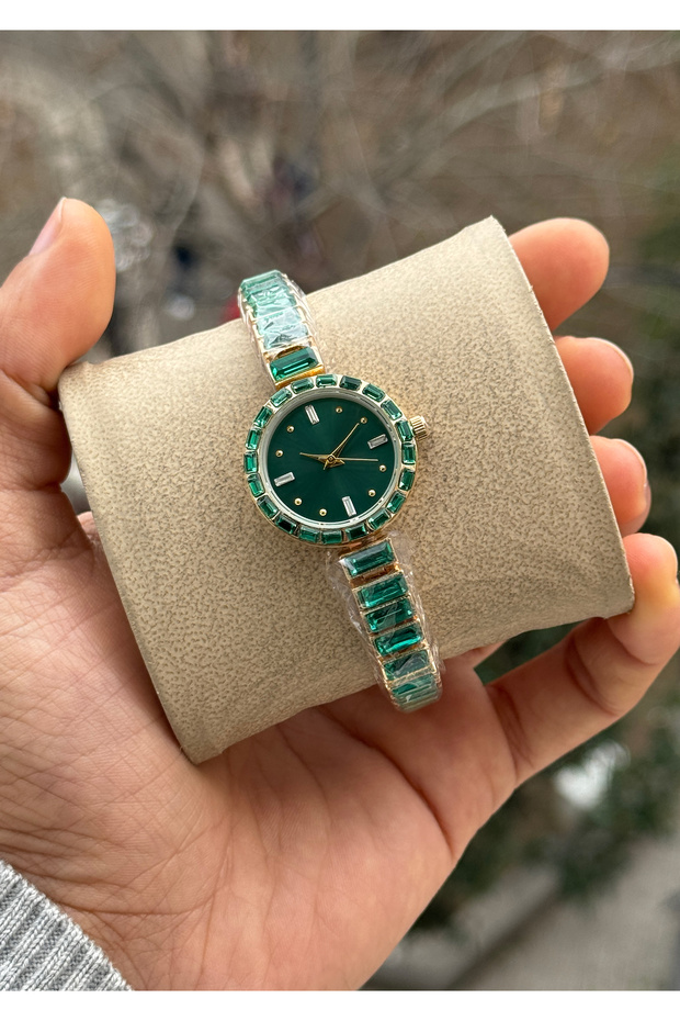 Special Design Elegant Women's Wristwatch with Stones