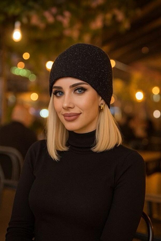 قبعة سوداء مزينة بالترتر واللمعان