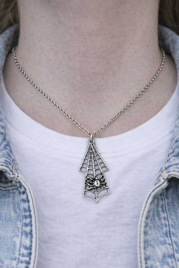 Web Arrow Charm – Silver Color Unisex Necklace with Spider Detail and Web Figure (60 cm)