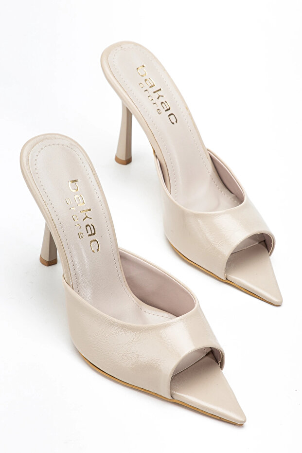 Women's beige pointed-toe wrinkled patent leather heeled mules