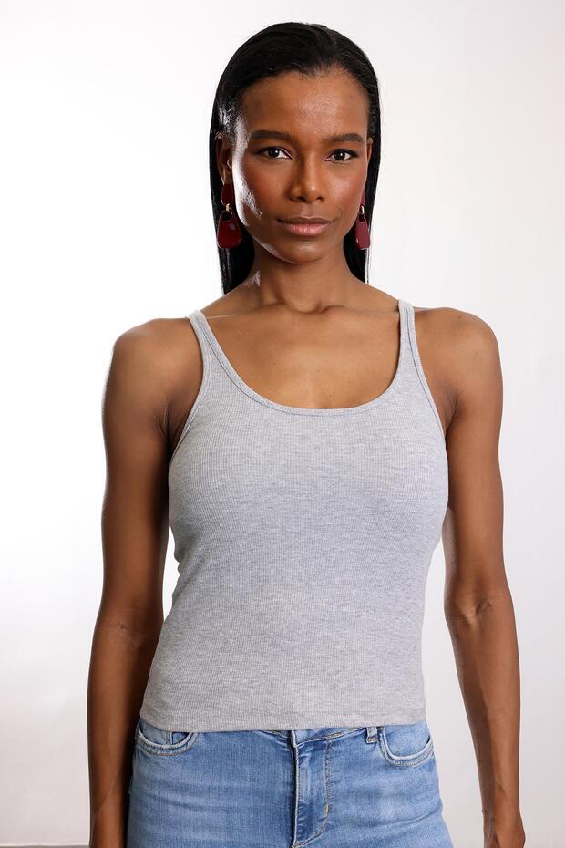 قميص داخلي رمادي اللون بحمالات رفيعة 24113 - 4