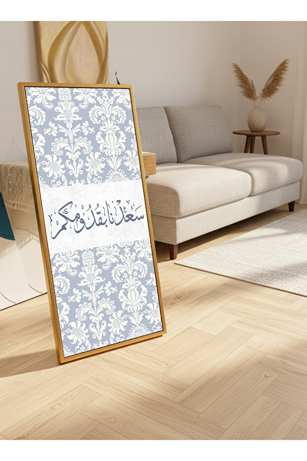لوحة جدارية قماشية على إطار خشبي بإطار ذهبي عائم وحامل خلفي، تتميز بتصميم خطي.