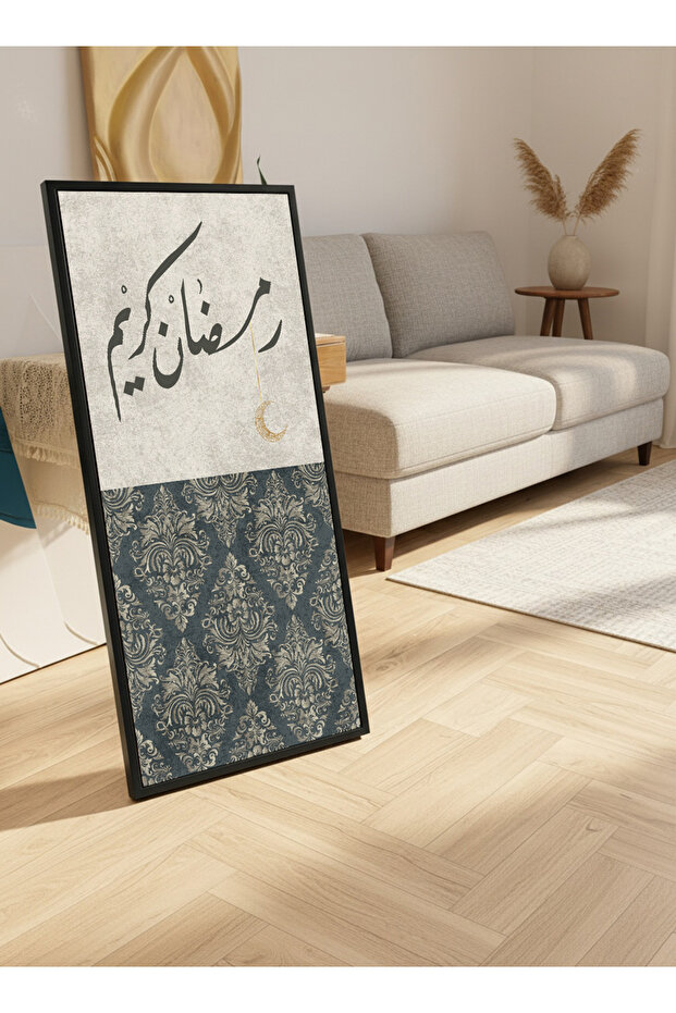 لوحة جدارية قماشية على إطار خشبي بإطار أسود عائم وحامل خلفي، تحمل تصميم رمضان كريم.