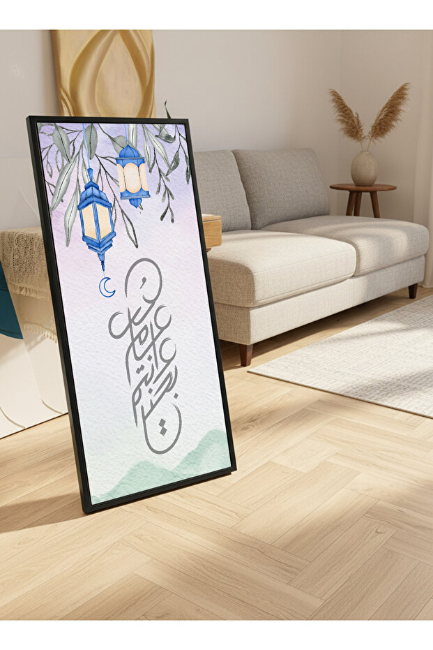 لوحة جدارية قماشية على إطار خشبي بإطار أسود عائم وحامل خلفي، مزينة بتصميم فوانيس رمضان.