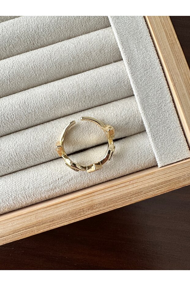 خاتم ذهبي على شكل مثلث مرصع بالأحجار - 3