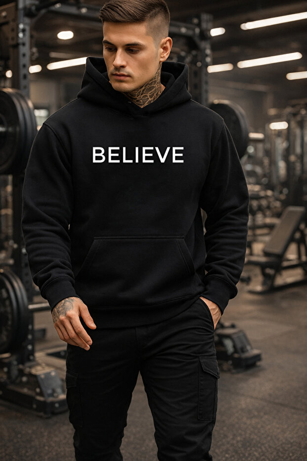 سويت شيرت أسود BELIEVE قصة فضفاضة بغطاء رأس