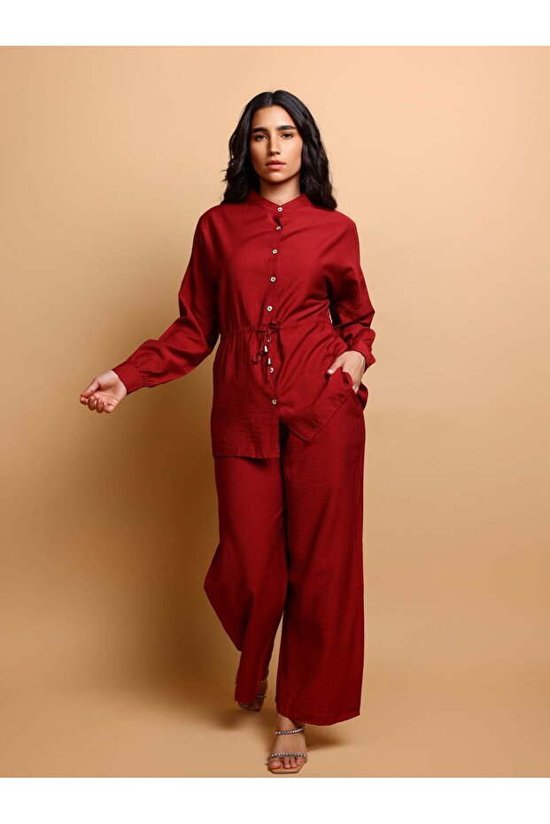 طقم عصري من قطعتين، قميص وبنطال واسعان بتفاصيل مطرزة بالكريستال - 1