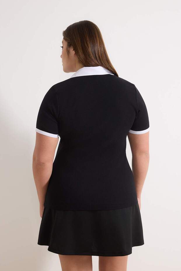 Siyah Polo Yaka Kontrast Renk Detaylı Nakışlı Fitilli Örme Büyük Beden Bluz TBBSS25AF00059 - 4