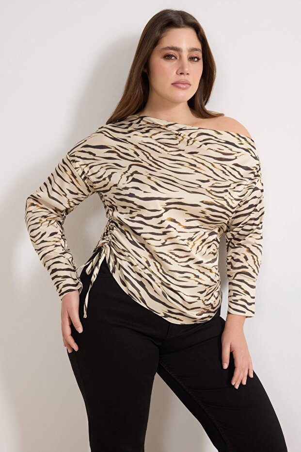 Bej Saten Zebra Desenli Uzun Kol Dokuma Büyük Beden Bluz TBBSS26AF00019 - 1